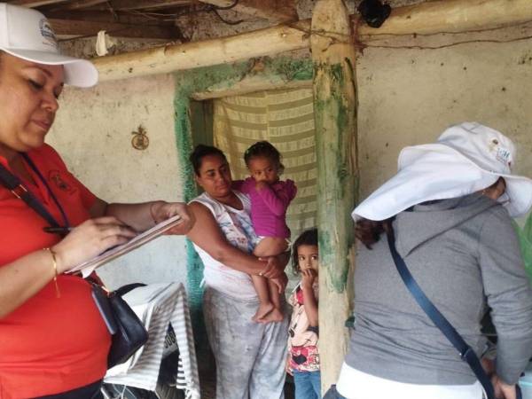 Las brigadas de salud salieron casa por casa para vacunar a los grupos en riesgo.