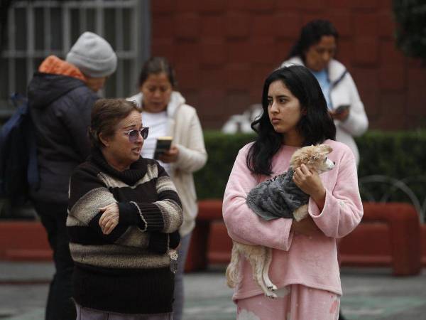 Ciudadanos desalojaron sus hogares tras la alerta sísmica.
