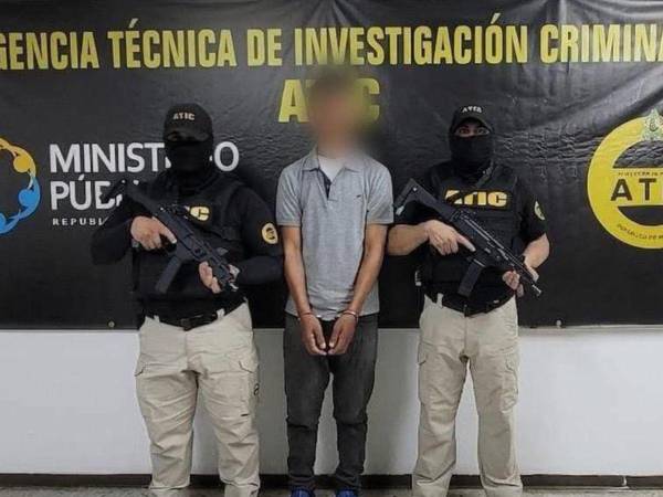 El sospechoso fue detenido durante un allanamiento ejecutado por equipos del Ministerio Público y la ATIC en un sector de Chamelecón, San Pedro Sula.