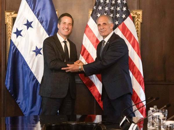 El presidente Nasry Asfura junto al senador republicano de Estados Unidos por Ohio, Bernie Moreno, durante la reunión sostenida en Casa Presidencial.