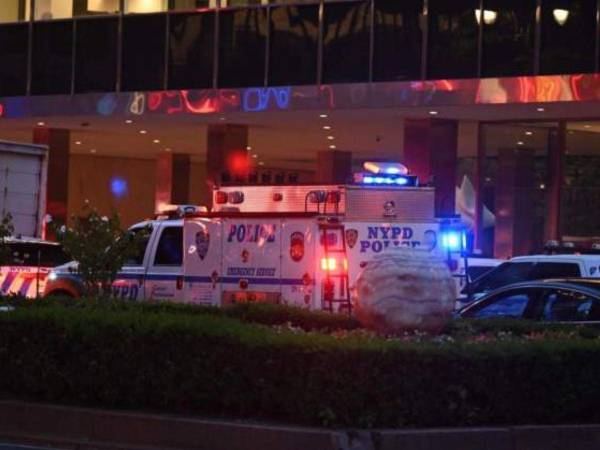 Policía y equipos de emergencia respondieron al tiroteo registrado el lunes por la tarde en Nueva York.