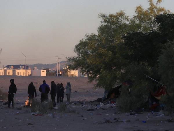 Migrantes permanecen en las inmediaciones del cerco fronterizo con Estados Unidos, en Ciudad Juárez,(México). Imagen de archivo.