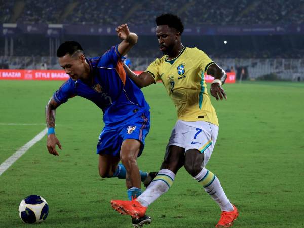 El delantero brasileño Vinicus JR jugó 45 minutos en la victoria de Brasil contra India. FOTO EFE.