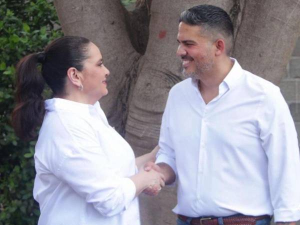 La exprimera dama, Ana García de Hernández, volvió a referirse sobre los rumores de romance con el aspirante a la alcaldía por el Distrito Central, José Roberto Pineda, mejor conocido como Pitu mencionó de donde salieron los rumores y un mensaje que le dio el expresidente Juan Orlando Hernández.