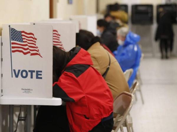 Los votantes marcan sus papeletas en el centro de votación del Ayuntamiento de San Francisco, California., en una imagen de archivo.