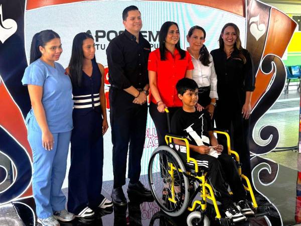 Bajo la iniciativa “Jugadas que cambian vidas”, la casa de apuestas deportivas convierte la pasión de los hondureños en un aporte tangible para respaldar los servicios de rehabilitación de miles de beneficiarios a nivel nacional. En la foto, ejecutivos de Apostemos junto a la Dra. Vinelli y el testimonio de este año, Ian Morel.