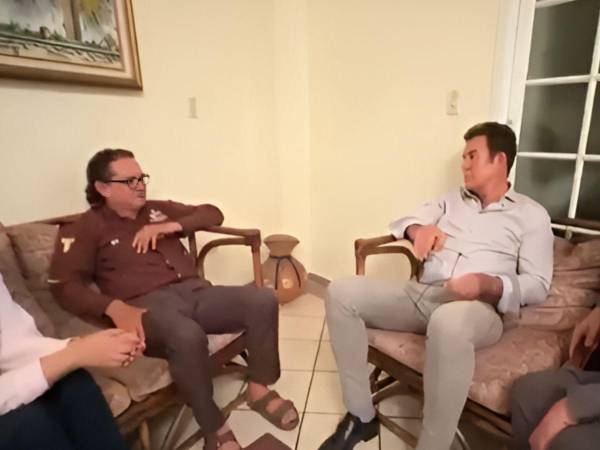 Reunión del padre Leopoldo Serrano y el candidato presidencial del Partido Liberal, <b>Salvador Nasrralla</b>