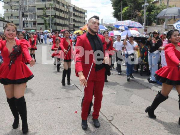 El popular bastonero del Instituto Rafael Pineda Ponce, Julio Baquedano, junto a su grupo de palillonas, se robó todas las miradas durante el desfile patriótico en Tegucigalpa..