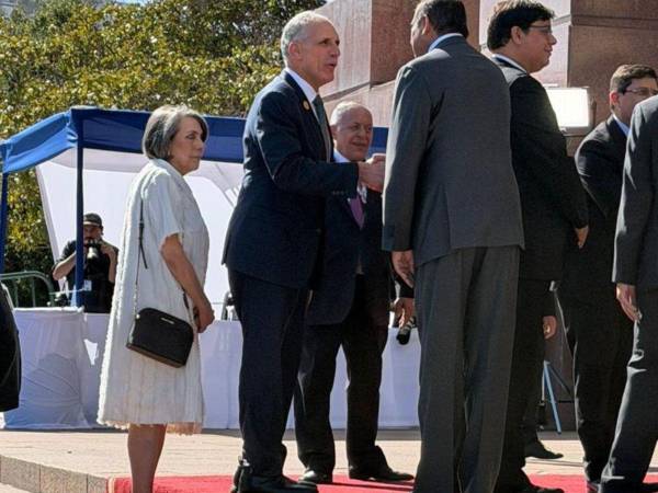 Nasry Asfura, presidente de Honduras, en compañía de la canciller Mireya Agüero, en la toma de posesión del nuevo mandatario de Chile, José Antonio Kast.