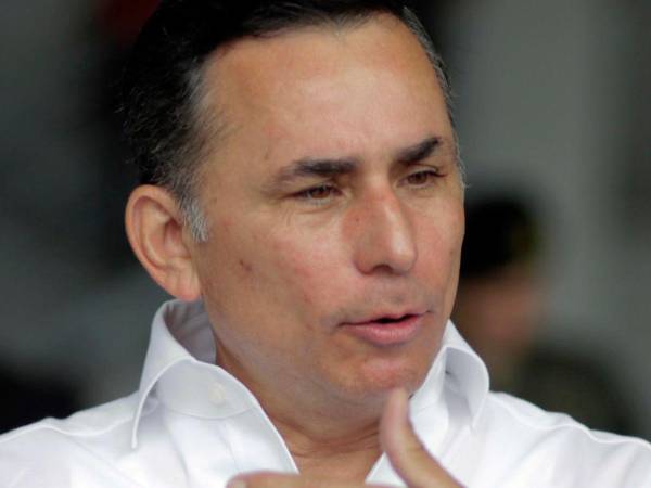 El ministro de Defensa de Honduras, Enrique Rodríguez, habla durante una entrevista en Tegucigalpa (Honduras).