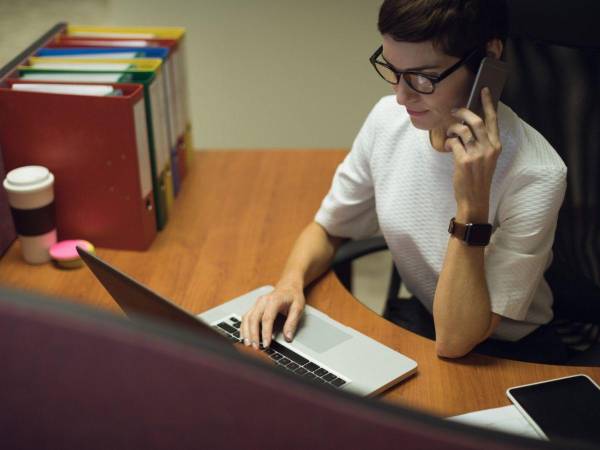 Una estudiante revisa su información en un ordenador personal.