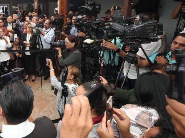 Periodistas de distintos medios de comunicación durante una conferencia de prensa.