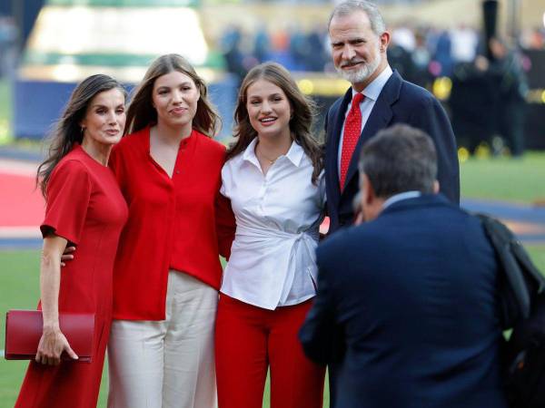 El rey Felipe VI, la reina Letizia, la princesa Leonor y la infanta Sofía posan en el campo este domingo, tras la final del Mundial de la FIFA 2026 entre España y Argentina en el estadio MetLife en East Rutherford (NJ, EE.UU.).