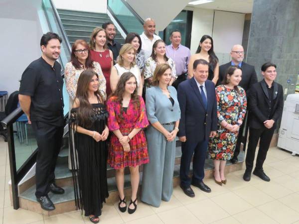 Un total de 19 destacados artistas reúnen sus propuestas visuales para capturar el dinamismo y el color de la capital industrial.