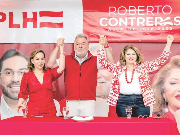Zoila y Roberto Contreras junto a la candidata a vicealcaldesa de SPS Maritza Soto.