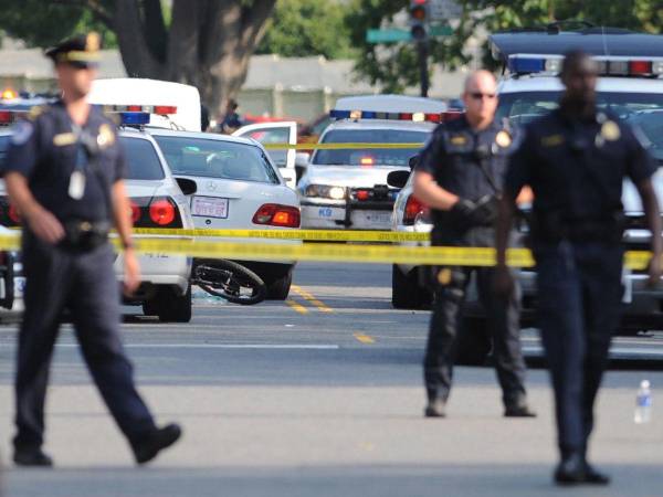 Agentes de policía responden a una emergencia en una imagen de archivo.