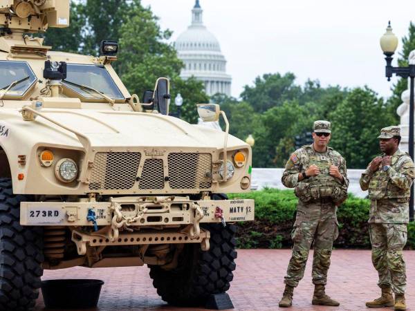 Miembros de la Guardia Nacional patrullan en Washington, DC.