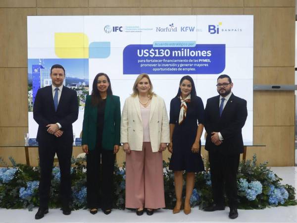 Jean Till Etien, Representante Regional para Centroamérica y el Caribe de DEG, Sanaa Abouzaid, directora Regional de IFC para Centroamérica, México y República Dominicana, María Rosario Selvam Hussain, Presidenta Ejecutiva de Banpaís, María Esther Boquín, gerente Senior de Inversiones para Latinoamérica de Norfund y Daniel Martínez, vicepresidente Ejecutivo de Finanzas de Banpaís.