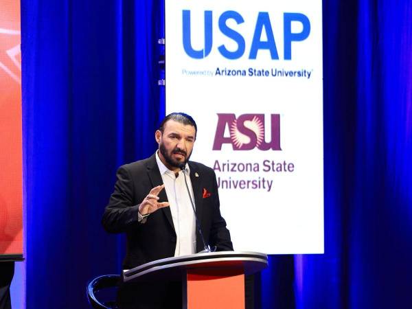 Rasel Tomé, precandidato a la presidencia del partido Libertad y Refundación por el movimiento Morena Libre, durante su participación en el foro De Frente organizado por la Universidad de San Pedro Sula.