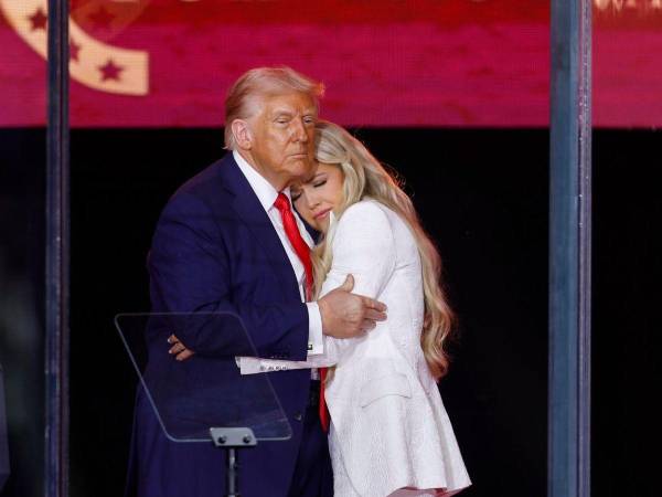 El presidente de Estados Unidos, Donald Trump, consuela a Erika Kirk, la viuda de su aliado, Charlie Kirk.