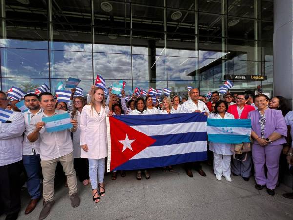 En varios centros hospitalarios están trabajando ya los médicos cubanos.