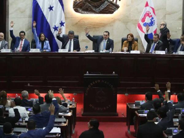 El presidente del Congreso Nacional, Tomás Zambrano, anunció reformas penales que buscan endurecer las medidas contra las maras y pandillas declaradas terroristas, incluyendo allanamientos sin orden judicial previa y el cumplimiento total de las condenas por estos delitos.