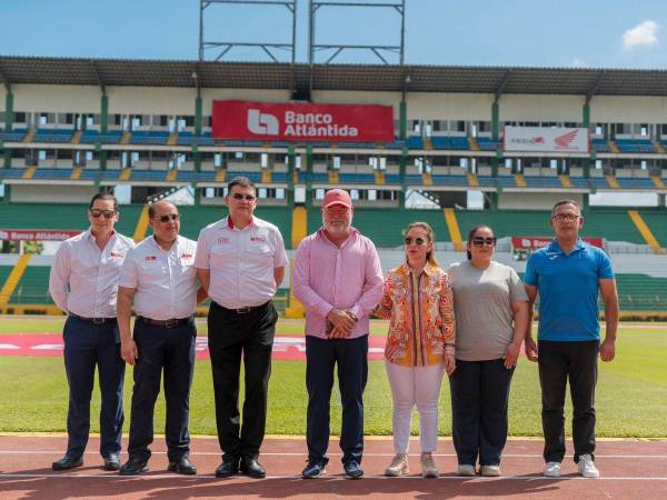 El alcalde de San Pedro Sula, junto con autoridades de Banco Atlántida, testearon la cancha del Estadio Olímpico, dando su visto bueno para este histórico encuentro futbolístico.