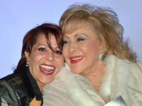 Alejandra Guzmán junto a su fallecida madre Silvia Pinal.