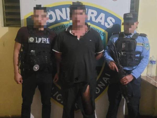 En el procedimiento policial se le decomisó un arma de fuego de elaboración artesanal, la cual estaría vinculada al crimen.