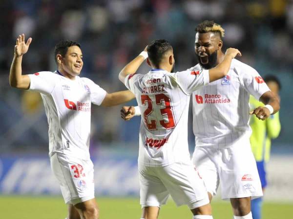 Jorge Álvarez celebrando su golazo ante Olancho FC con Jorge Benguché y Carlos Pineda.