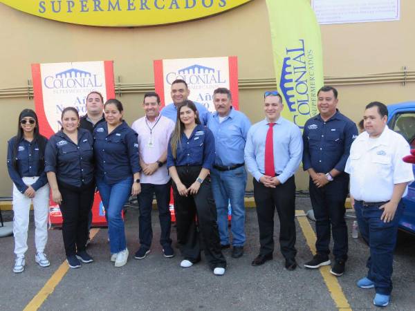 El equipo de Supermercados Colonial durante el lanzamiento de su campaña “Año nuevo, carro nuevo”.