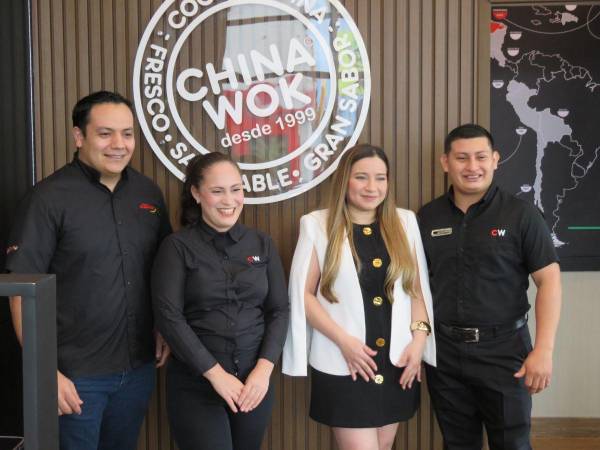 Ejecutivos de Grupo Comidas y personal de Chinawok durante la inauguración de la nueva sucursal del restaurante.