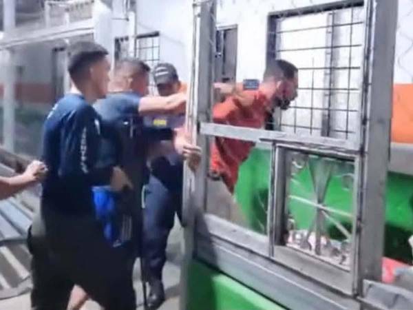 Momento en el que llevan al privado de libertad recapturado.