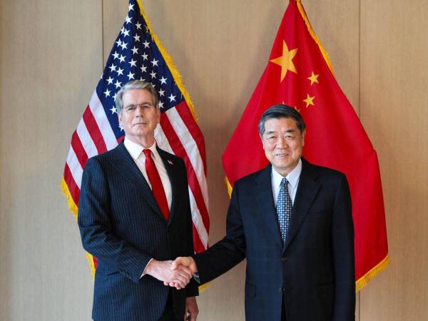 Fotografía tomada de la cuenta oficial en X del secretario del Tesoro de Estados Unidos, Scotte Bessent, posando junto a su homólogo de China, He Lifeng.