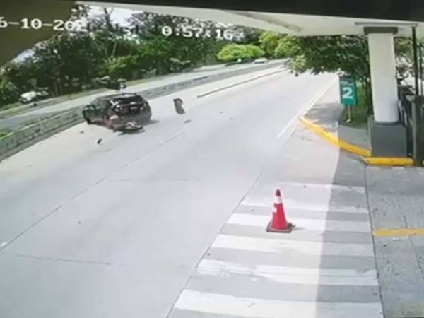 Video del momento en que motocicleta se estrella contra camioneta frente a la UTH​​​​​​
