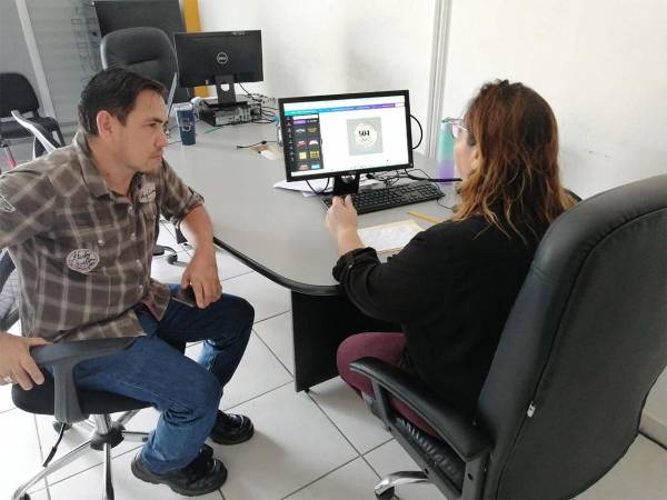 La Unidad de Competitividad no solo brinda soporte a los emprendedores, sino además les ayuda con la creación de logo para su emprendimiento así como da seguimiento y asesoría en general.