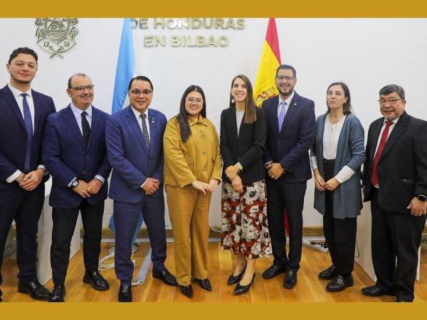 Autoridades hondureñas durante la inauguración del Consulado General en Bilbao.