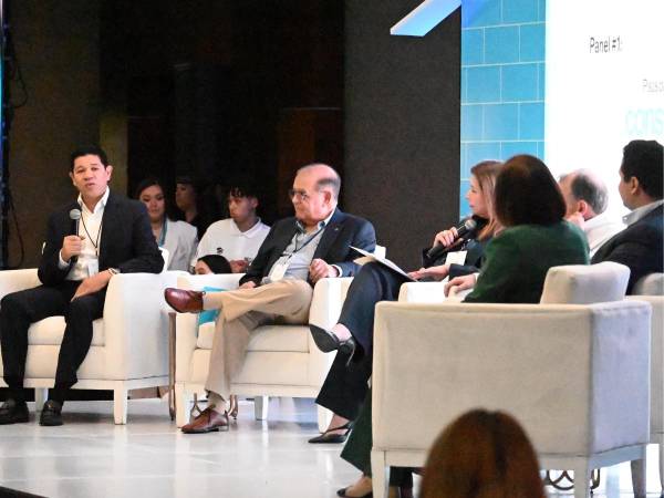 Expertos participan en un panel del foro organizado por Hábitat para la Humanidad Honduras.