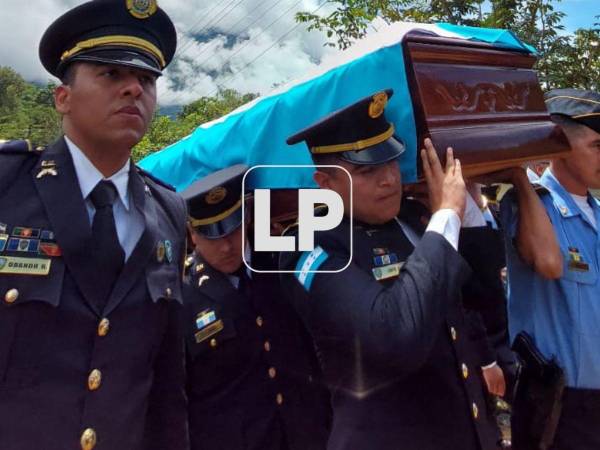 Miles de santabarbarenses asistieron este miércoles a la despedida del inspector Kevin Pérez y acompañaron el féretro hasta el lugar de su entierro en Santa Bárbara, Honduras.