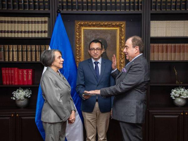 Honduras nombra a Roberto Ochoa como embajador en Francia.