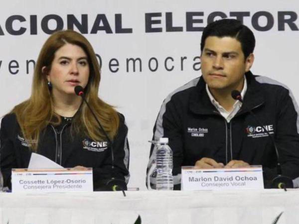 Cossette López y Marlon Ochoa, consejeros del Consejo Nacional Electoral.
