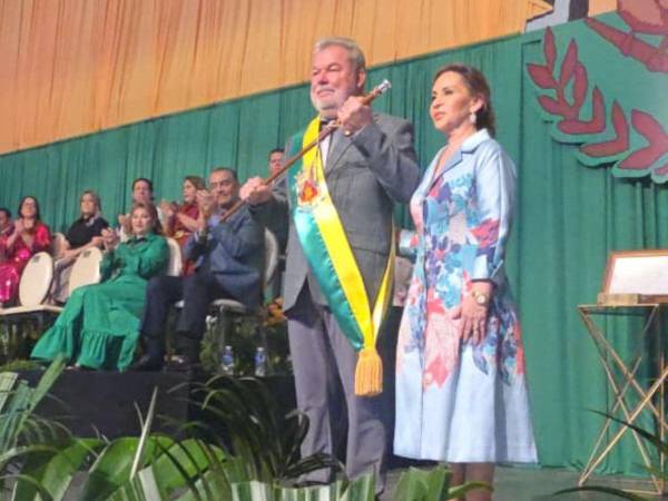 Roberto Contreras con su esposa Zoila de Contreras, al recibir el bastón de mando de la ciudad.