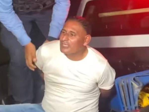 Arnaldo Mejía Bueso, guardia del banco, después de ser capturado por agentes de la Policía.
