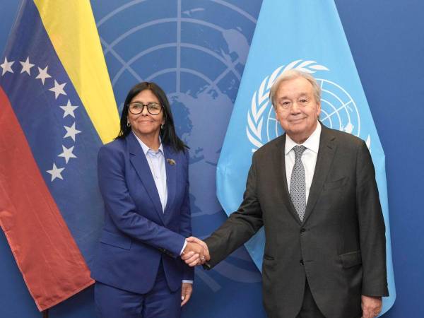El secretario general de la Organización de las Naciones Unidas (ONU), António Guterres, saluda a la presidenta encargada de Venezuela, Delcy Rodriguez, durante una reunión este lunes, previo a la 81.ª Asamblea General de las Naciones Unidas en Nueva York.