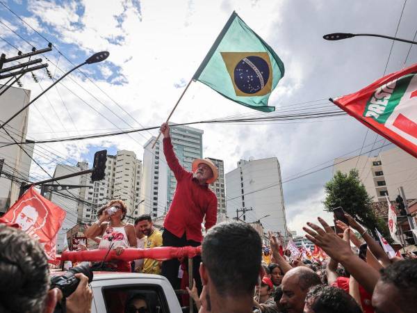 El presidente de Brasil y candidato a la reelección, Luiz Inácio Lula da Silva, participa en un acto de campaña este viernes, en Juiz de Fora, en el estado de Minas Gerais (Brasil).
