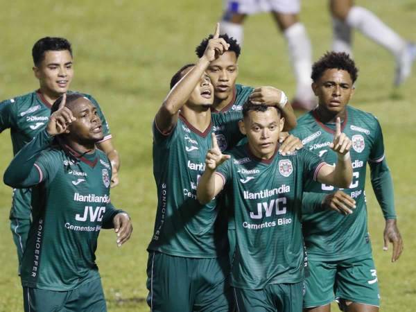 Damin Ramírez celebrando con sus compañeros el golazo de tiro libre que marcó ante el Luis Ángel Firpo.