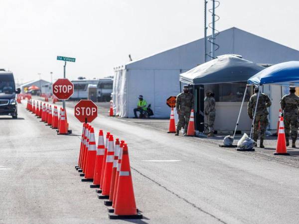 Un grupo de agentes de la Policía vigilando la entrada del centro de detención 'Alligator Alcatraz' en Ochopee, Florida (EE. UU.).