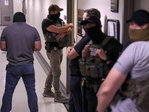 Agentes del ICE en una corte de Nueva York.