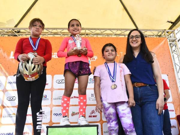 Los patrocinadores de la Vuelta Ciclística Infantil de LA PRENSA 2024 participaron en las premiaciones de los ganadores.