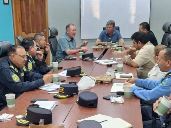 Reunión de trabajo entre autoridades policiales, municipales y de Seguridad.